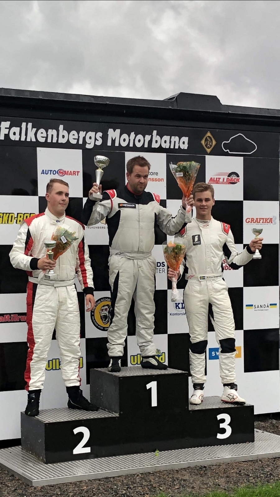 Eric Nilsson tog årets första pallplats i DS3 Cup. Thomas Faraas vann och Anton Bergström kom trea.                Foto: Privat