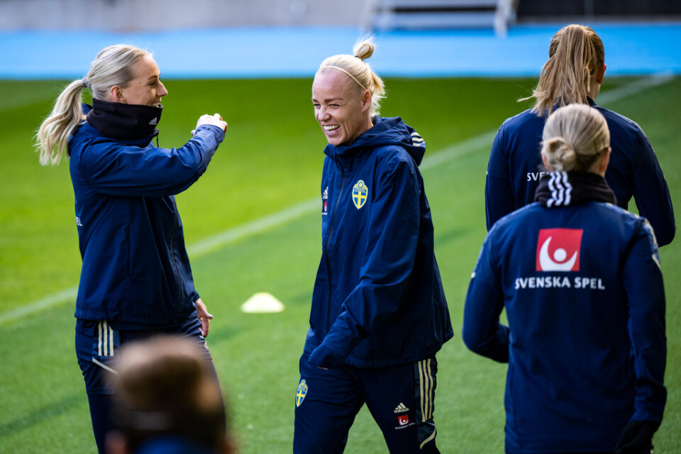 Stina Blackstenius och Caroline Seger under torsdagens träning med fotbollslandslaget på Eleda stadion i Malmö.