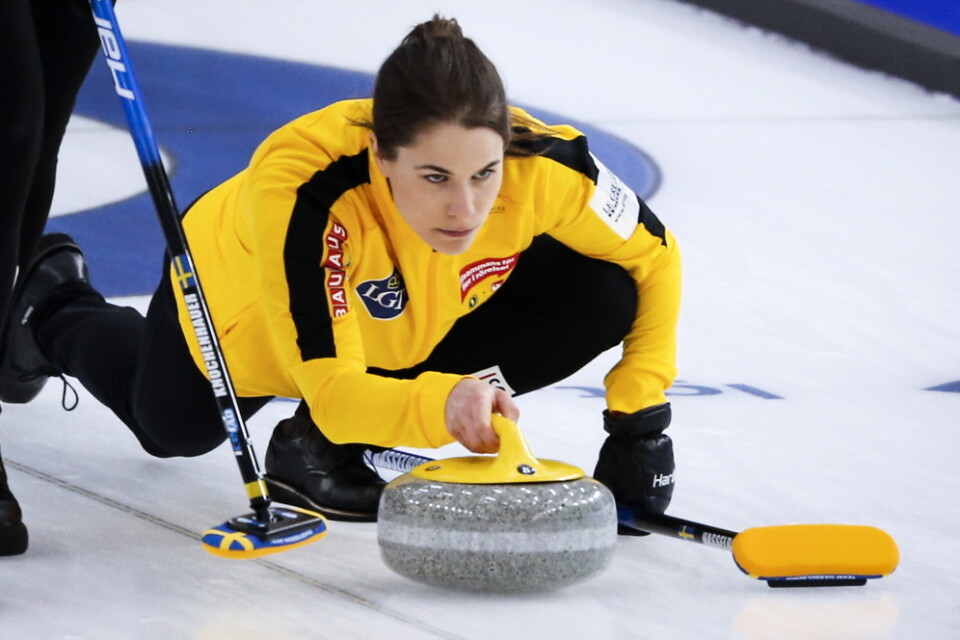 Sveriges lag Anna Hasselborg vann premiärmatchen mot Kanada i curling-VM.