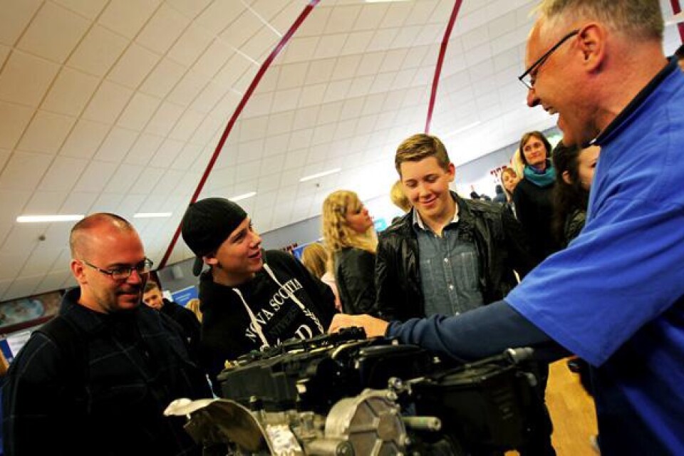 Högstadieläraren Benny Persson tittar tillsammans med eleverna Oscar Nilsson och Karl-Henrik Andersson på när Mats Hylén, lärare på fordonsprogrammet, visar en motor.
