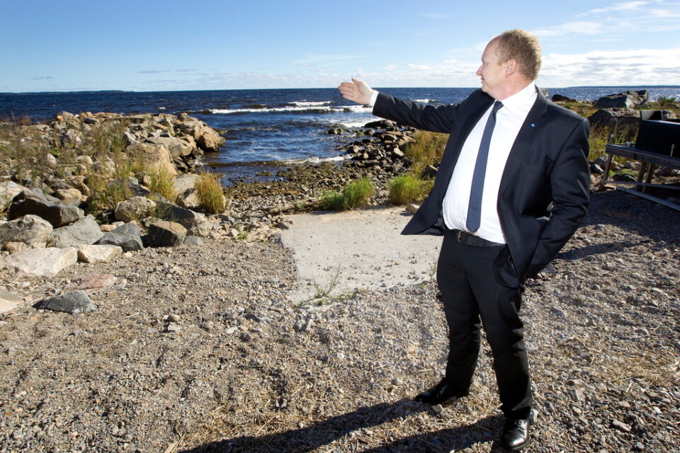 Daniel Persson, ordförande för SD i Söderhamn, pekar ut mot Storgrundet där den havsbaserade vindkraften är planerad. Han är initiativtagare till en av folkomröstningarna.