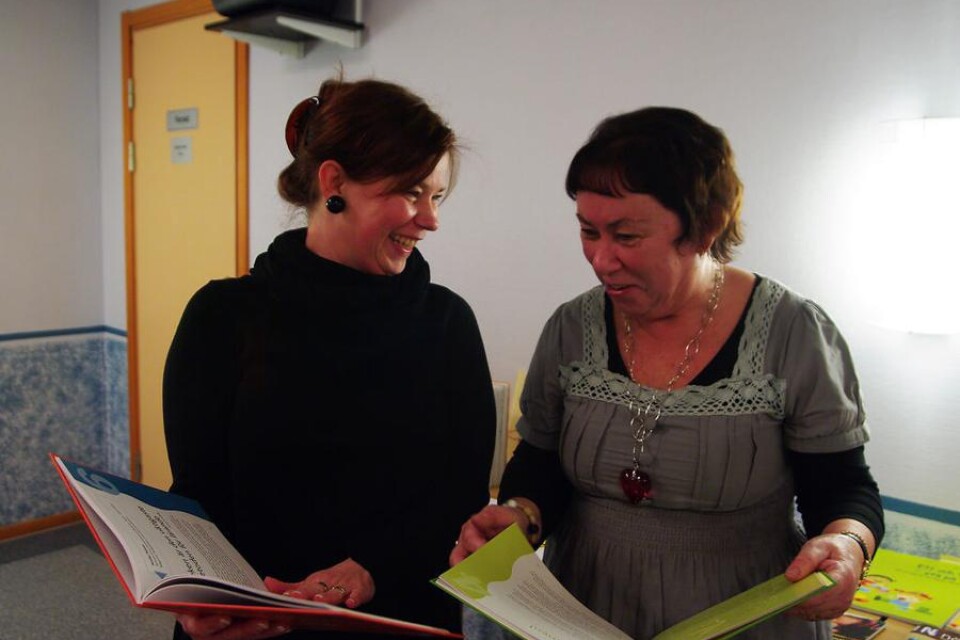 Matamatikutvecklarna Louise Andersson till vänster och Eva Persson är belåtna med det pågående projektets litteratur.