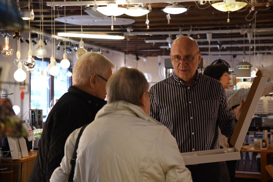 Benny och Gunvor Fagerlund hjälper kunder i butiken i Kosta. Det har de gjort de senaste 30 åren.
