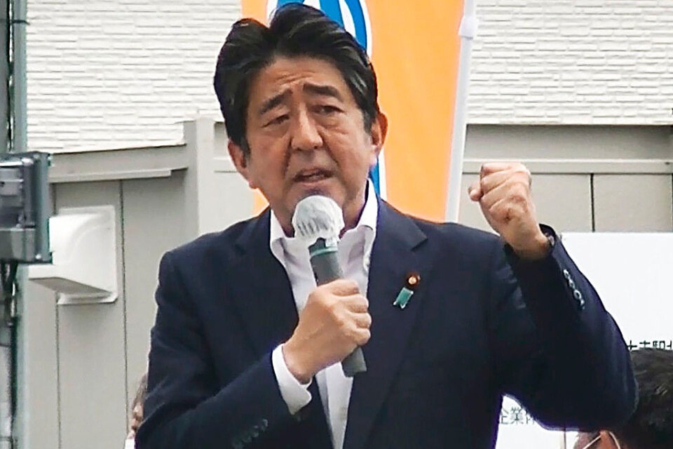 Shinzo Abe strax före attacken, medan han höll sitt tal.