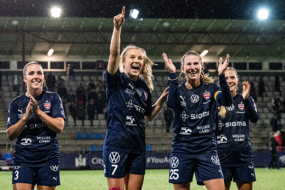 Rosengårds Gudrun Arnardottír (till vänster), Fiona Brown, Emma Berglund och Ria Öling firar avancemanget till Champions League-gruppspelet.