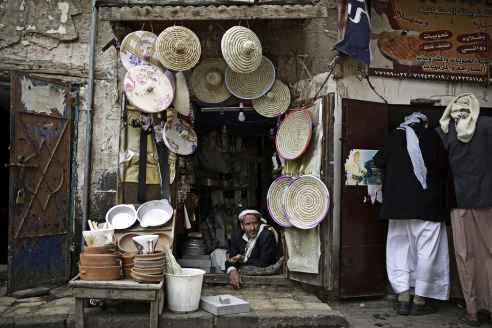 En säljare i krigsdrabbade Jemen väntar på kunder i staden Sanaa. Arkivbild
