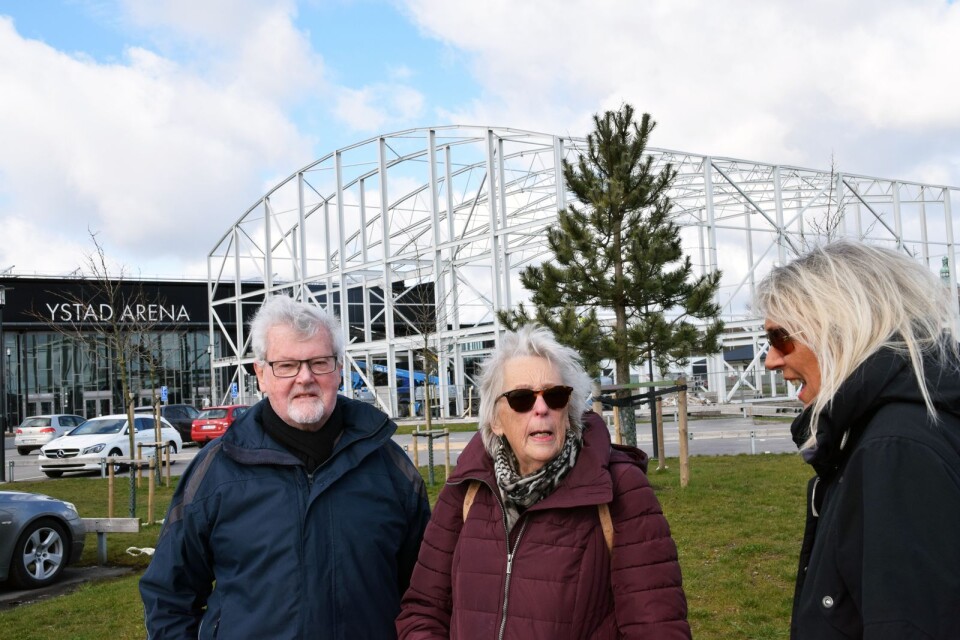 Sven-Åke Magnusson, Gunilla Magnusson och Agneta Eriksson gillar inte att den nya padel- och gymbyggnaden kommer att skymma Ystad arena.