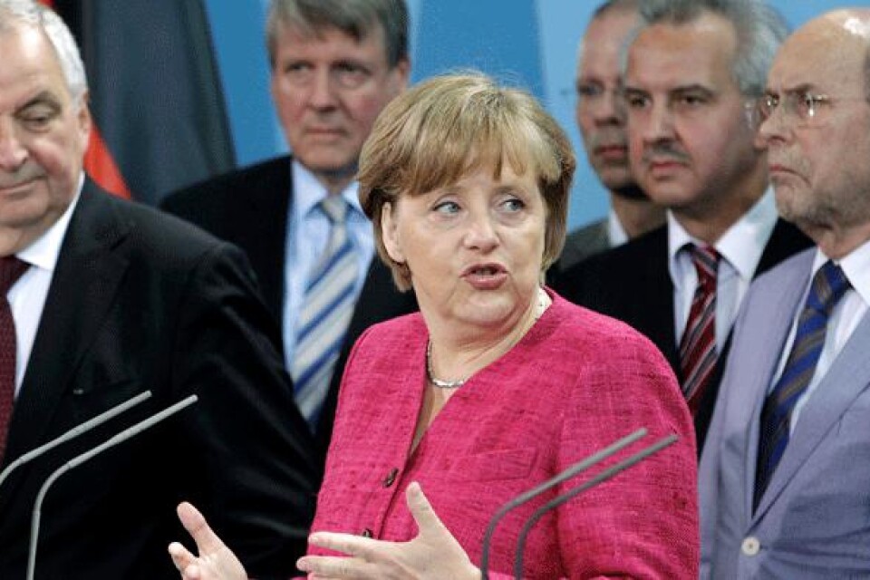 Angela Merkel försöker hålla ihop koalitionen.