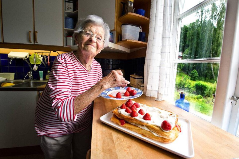 Tradition. "Det här är lite av Ingas specialtårta och den gör jag alltid till min födelsedag", säger Inga Andersson i Belganet som fyller 100 år i dag.