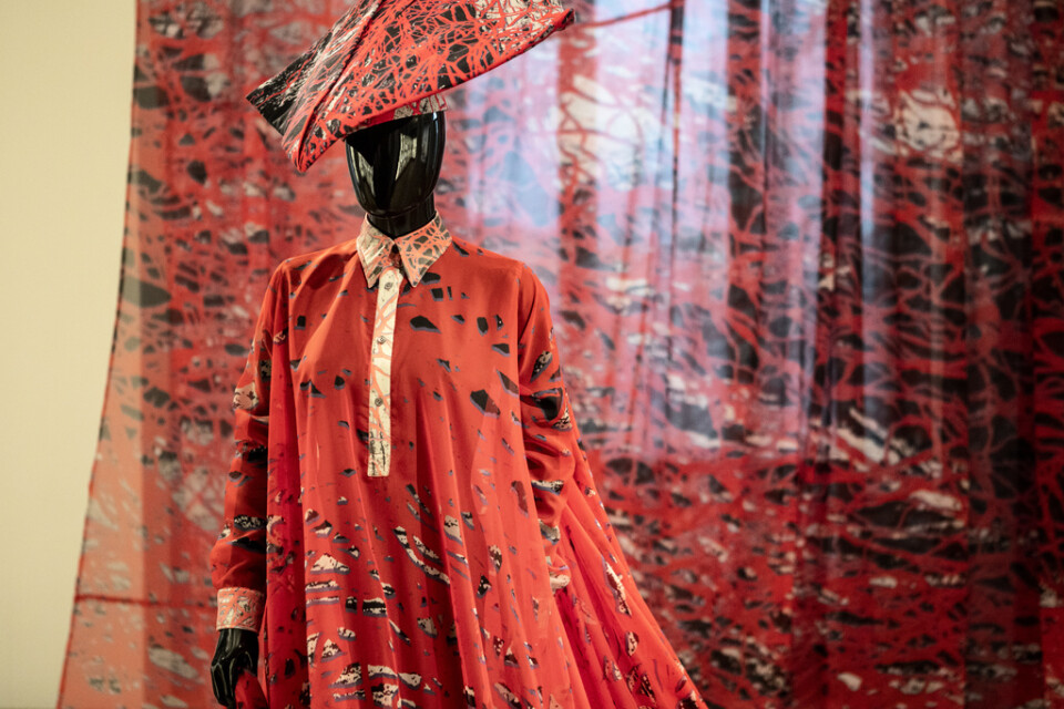 Martin Bergströms klänning "Arty farty" är gjord av 15 meter tygstycke som använts i sin helhet, utan spill. Själva mönstret är inspirerat av den kroppsliga metabolismen.