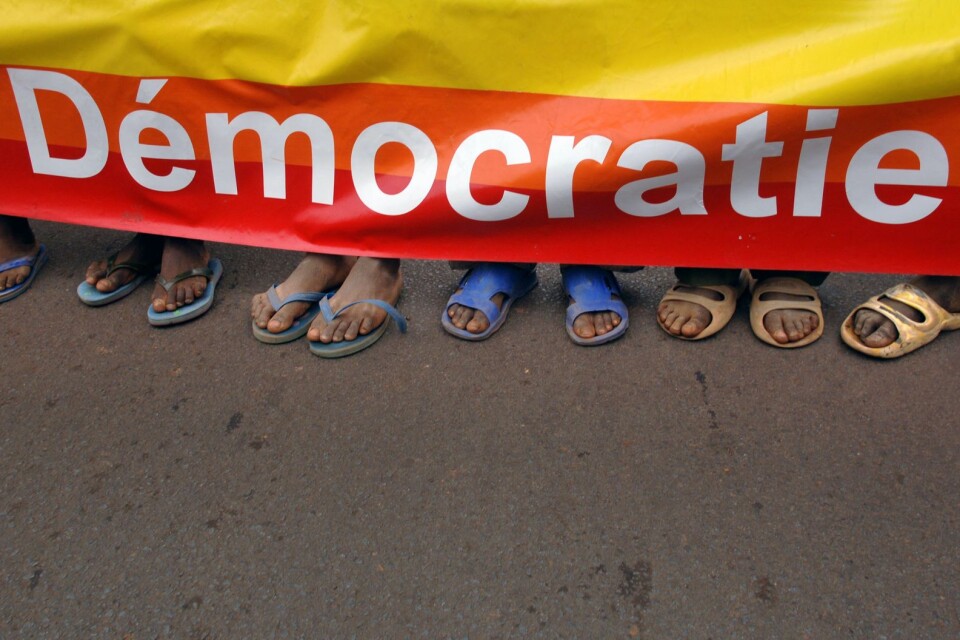 Har demokratin en framtid? Svaret på den frågan är inte längre självklart ja. Bilden från en demonstration i Bamako, Mali.