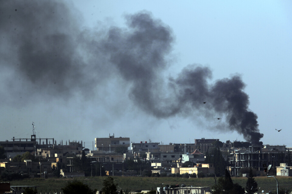 Rök stiger från den syriska staden Tall Abyad på fredagen.