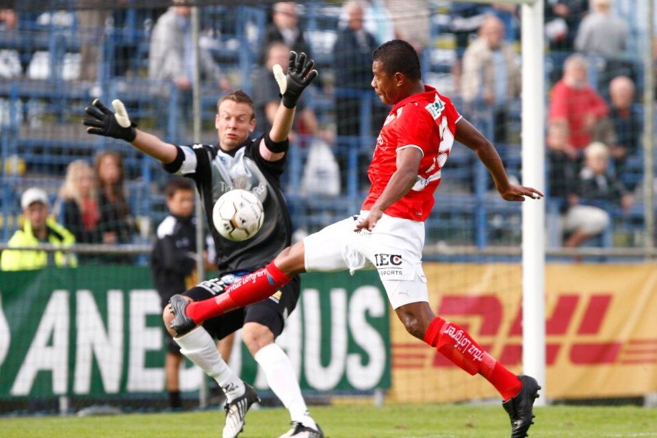 TRELLEBORG 20090912
Kalmars Ricardo Santos gör 1–0 på Viktor Noring under Norings debutår i TFF, 2009.