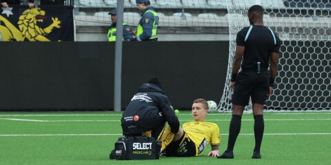 Sebastian Holmén tittas till i samband med cupmatchen mot Öis.