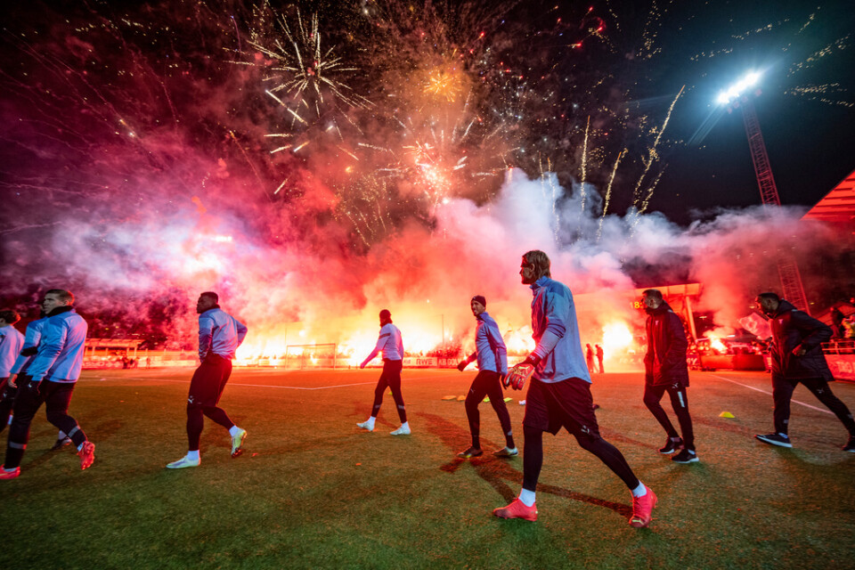 Bengaler och fyrverkerier när Malmö FF:s herr- och damlag hade traditionsenlig träningspremiär på Malmö IP på måndagskvällen.