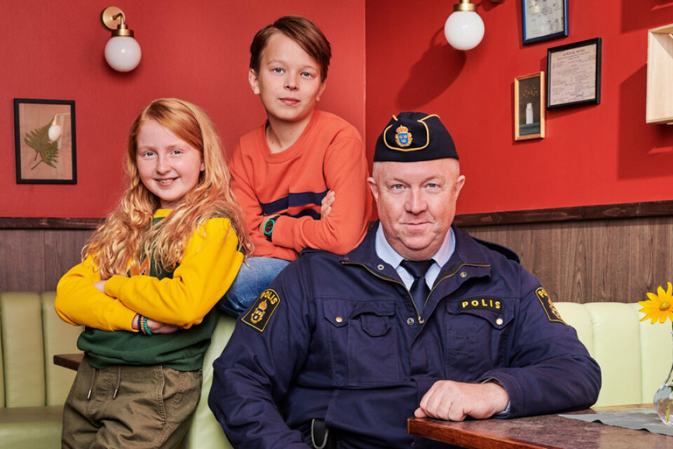 Ellen Sarri Littorin (Maja), Elis Nyström (Lasse) och Anders Jansson (polismästaren) spelar huvudrollerna i "LasseMajas detektivbyrå". Pressbild.