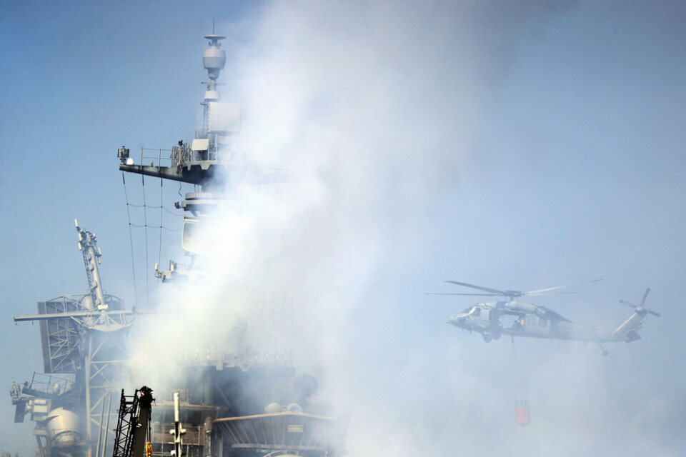 En helikopter under släckningsinsatserna vid USS Bonhomme Richard i San Diego, Kalifornien.