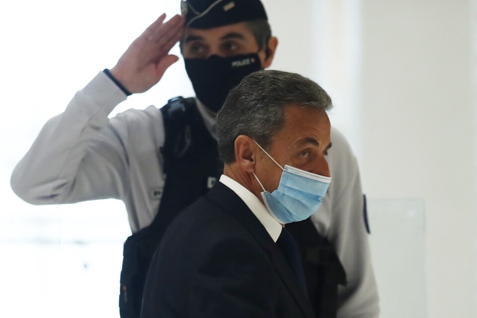 Frankrikes tidigare president Nicolas Sarkozy lämnar domstolen på måndagen efter att han dömts till ett fängelsestraff efter att han enligt rätten gjort sig skyldig till mutbrott. Domen kommer att överklagas.