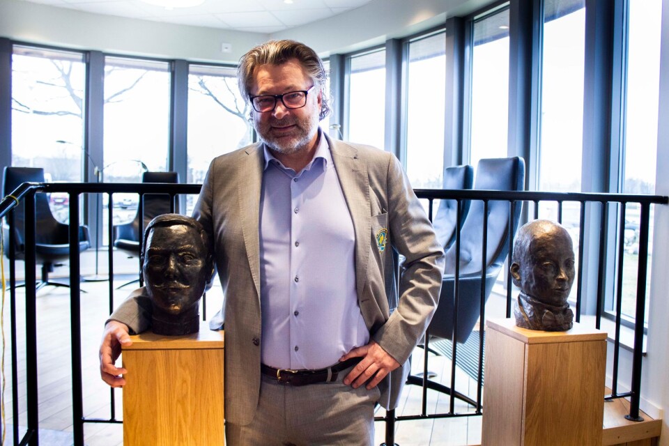 Tomas Eriksson, vd, tillsammans med två skulpturer föreställande Albert Eriksson och Erik Johan Stagnelius.