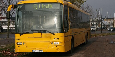 ”Är det Kalmar länstrafik som inte bedömer skolbussar i linjetrafik till gymnasieskolorna som lönsamma?”, undrar insändarskribenterna.