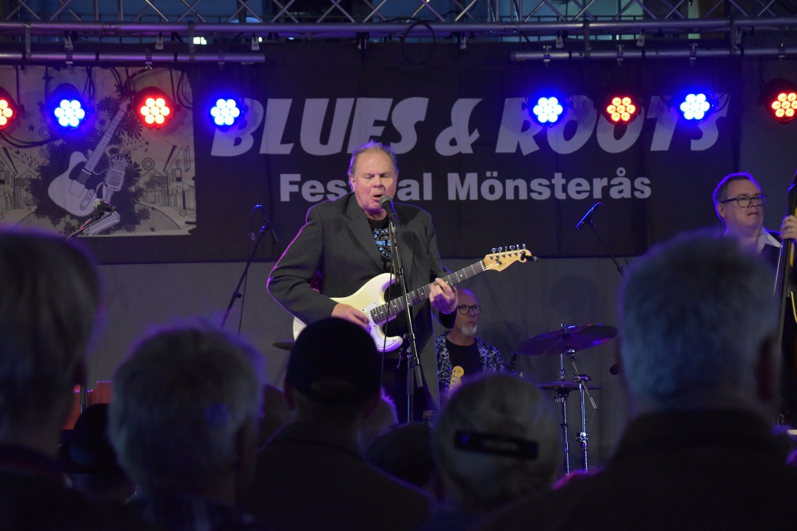Många såg fram emot att lyssna på Calle Engström & Mönsterås Blues Band.