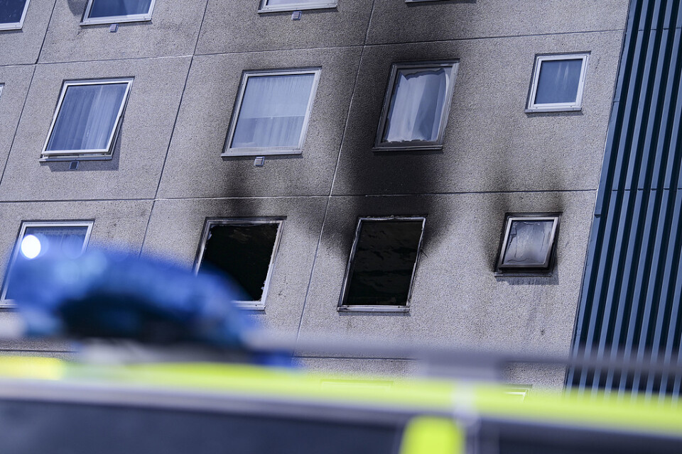 Tre personer har förts till sjukhus med ambulans efter en kraftig lägenhetsbrand på Thomsons väg i stadsdelen Rosengård i Malmö.