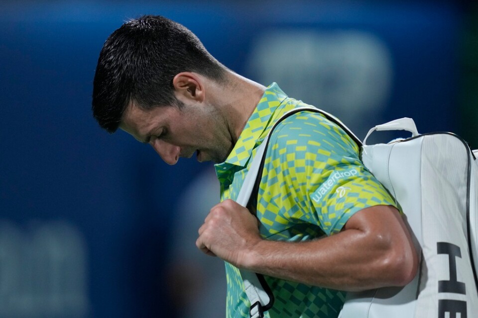 Novak Djokovic deppar efter att hans 20 matcher långa segersvit brutits.
