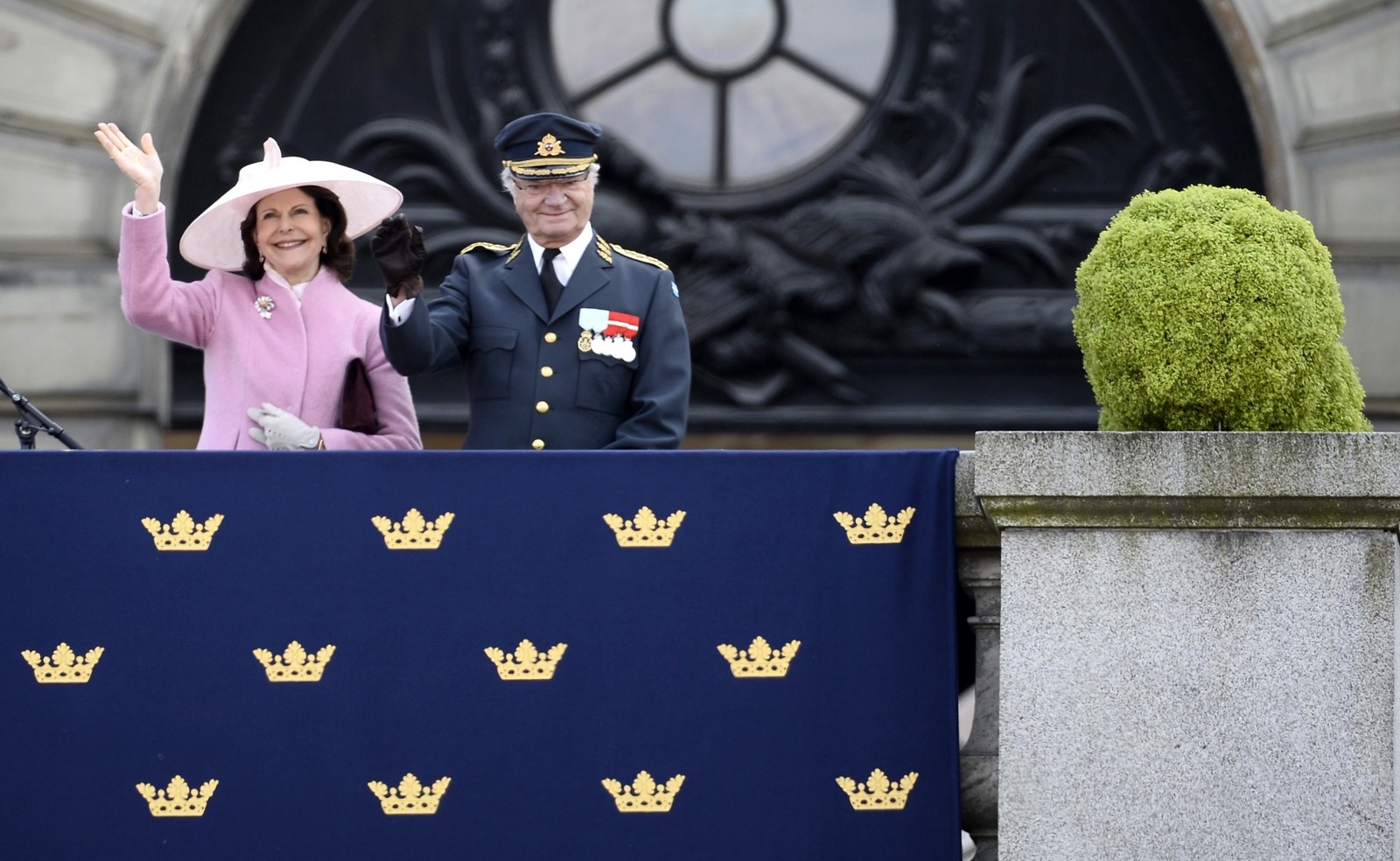 Kung Carl Gustaf med drottning Silvia vid sin sida tar emot sångarhyllning på Lejonbacken i Stockholm lördagen den 30 april som del av firandet av kung Carl Gustafs 70-årsdag.
Foto: Maja Suslin / TT