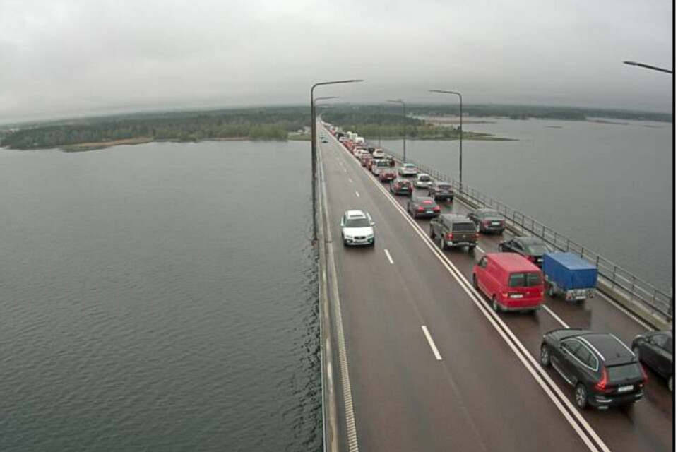 Regn - då blir det tidiga köer på Ölandsbron. Här är Trafikverkets bild från 11.30-tiden på söndagsförmiddagen