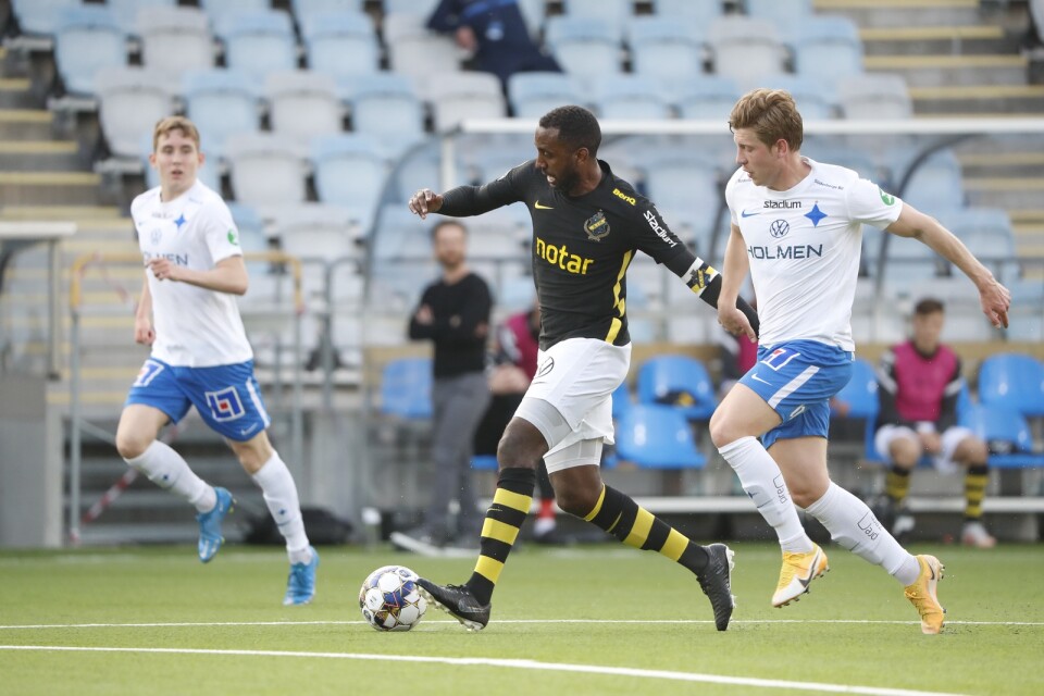 Alexander Fransson, här bakom AIK:s Henok Goitom, kan lämna IFK Norrköping i sommar.