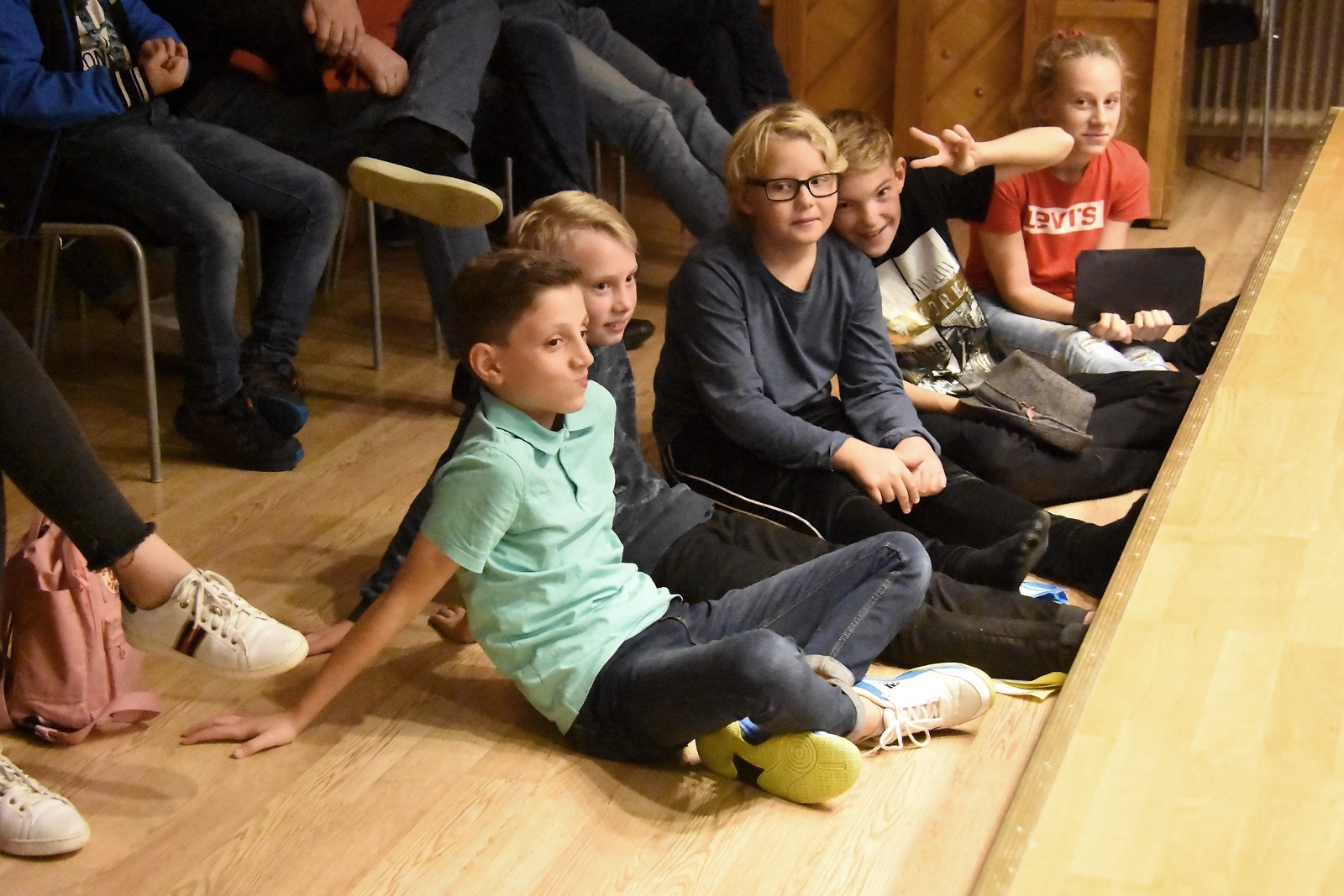 Årskurs 6 på Hästveda skola håller Ted-tal för föräldrar och syskon.