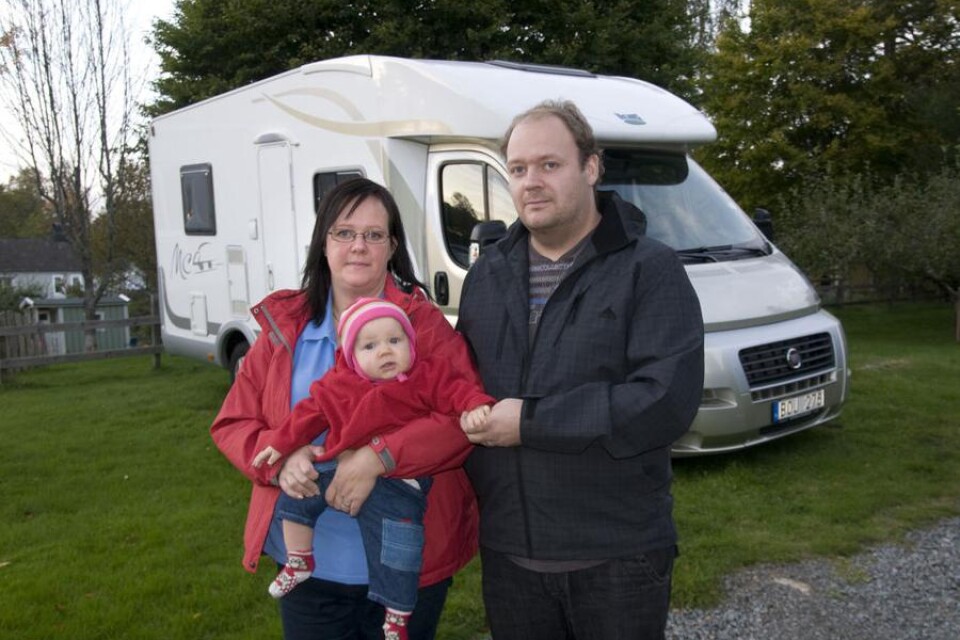 Uthyrarna Maj-Britt Hedegård och Ronnie Johansson, här med dottern Sanna, är bedrövade sedan bedragare tagit deras ena husbil.