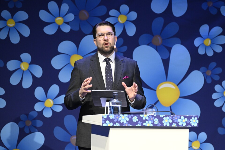 Jimmie Åkessons maktdemonstration är förnedrande för moderaterna.