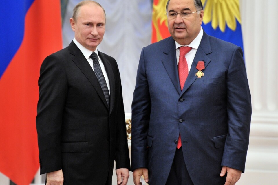 Kommersants ägare, miljardären Alisher Usmanov, höger, tillsammans med Rysslands president Vladimir Putin, vänster. Arkivbild.