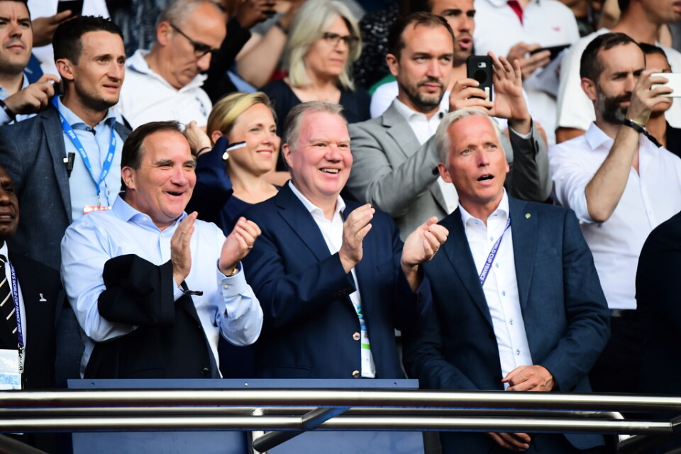 Svenska fotbollförbundets ordförande Karl-Erik Nilsson, i mitten, och generalsekreterare Håkan Sjöstrand, till höger, tillsammans med statsminister Stefan Löfven, till vänster, under VM 2018.