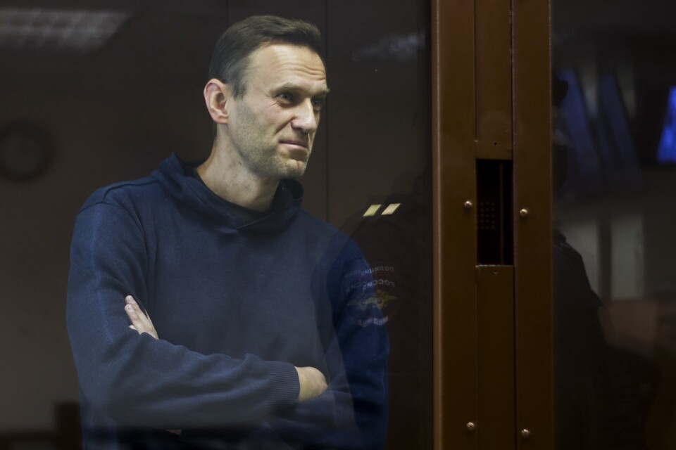 Den ryske regimkritikern Aleksej Navalnyj – först förgiftad, nu bakom lås och bom.