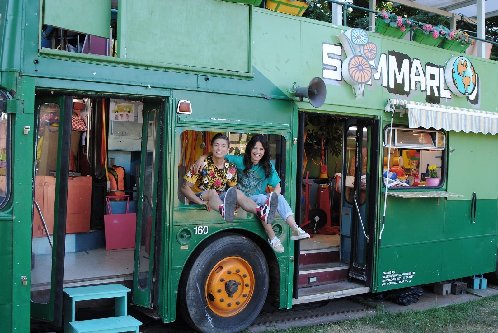 Alex Hermansson och Malin Olsson i sommarlovsbussen. Den 11 juni drar det populära tv-programmet igång igen. Foto: Yvonne Erlandsson