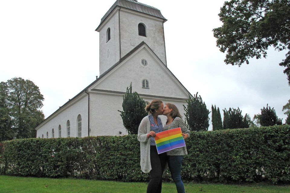 Vid förra kyrkovalet markerade Tajma Sisic och Maja Heller mot den borgerlige kyrkopolitikern K-G Johansson med att kyssas utanför kyrkan i Jämjö. Foto: Raluca Dintica