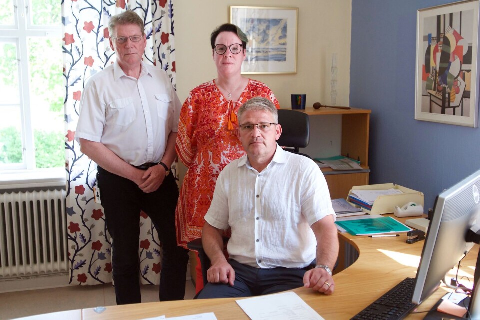 Anders Käll (M), Mikaela Gross (V) och Niklas Jonsson (S), ordförande sitter i kommunstyrelsen.