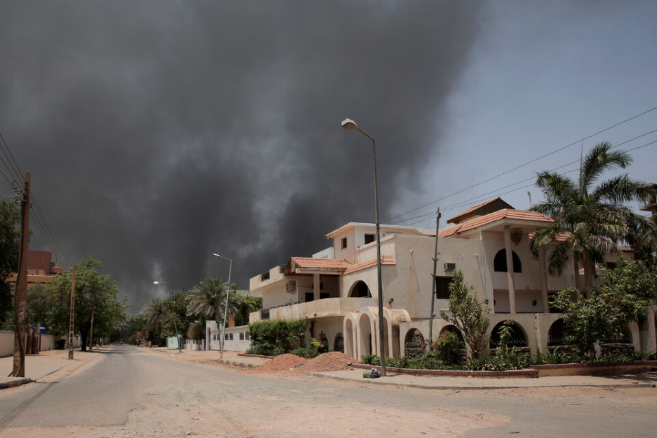 Rök stiger över Khartum efter strid i huvudstaden.