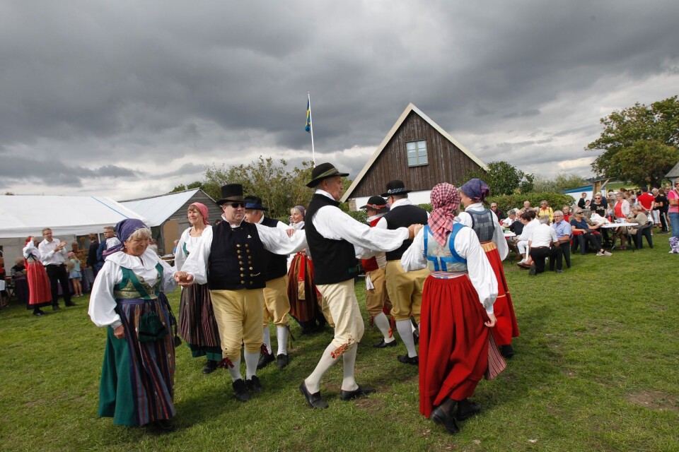 Skurupsortens folkdanslag visade upp sina färdigheter till tonerna av Lena Holmdahls dragspelstoner.