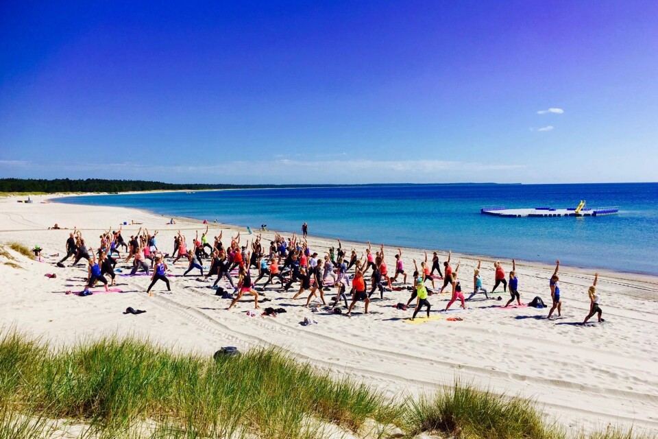 Yoga på stranden är en träningsform som erbjuds på Böda Sand.