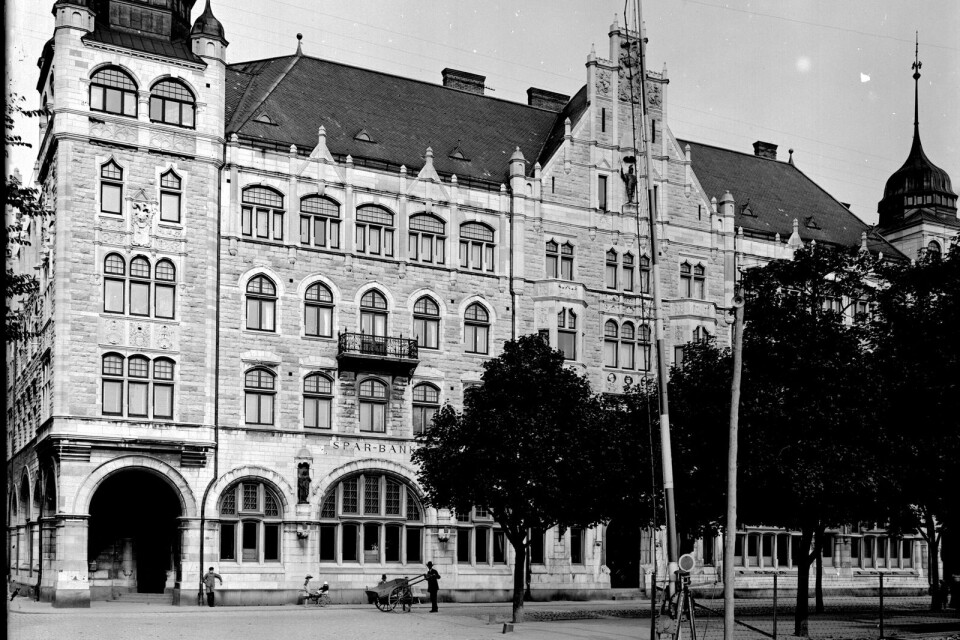 Sedan länge inhyser byggnaden First Hotell Christian IV, men för många är det fortfarande Gamla Sparbanken.