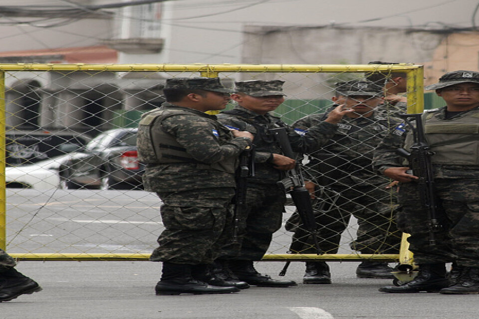 Soldater i närheten av presidentpalatsen i Honduras.