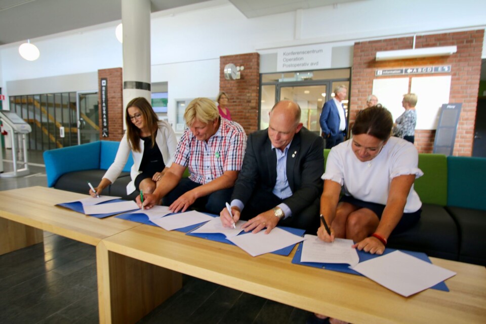 Avsiktsförklaringen skrev under av Linn Brandström (M), Göran Larsson (MP), Tomas Johansson (M) och Ann-Sofie Alm (M).