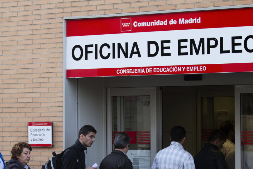 Många i Europa har förlorat jobbet. På bilden ses människor köa för att registrera sig som arbetslösa i Madrid i Spanien.