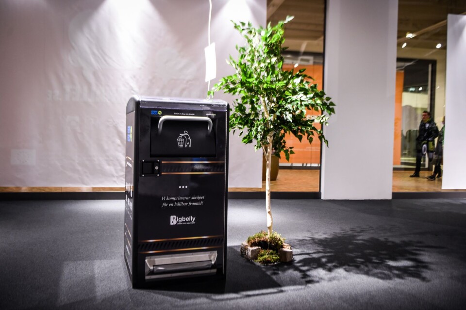 En ny smart papperskorg finns att se i Galleria Boulevard, i utställningen ”Smarta samhället”. Högskolan Kristianstad har också en.