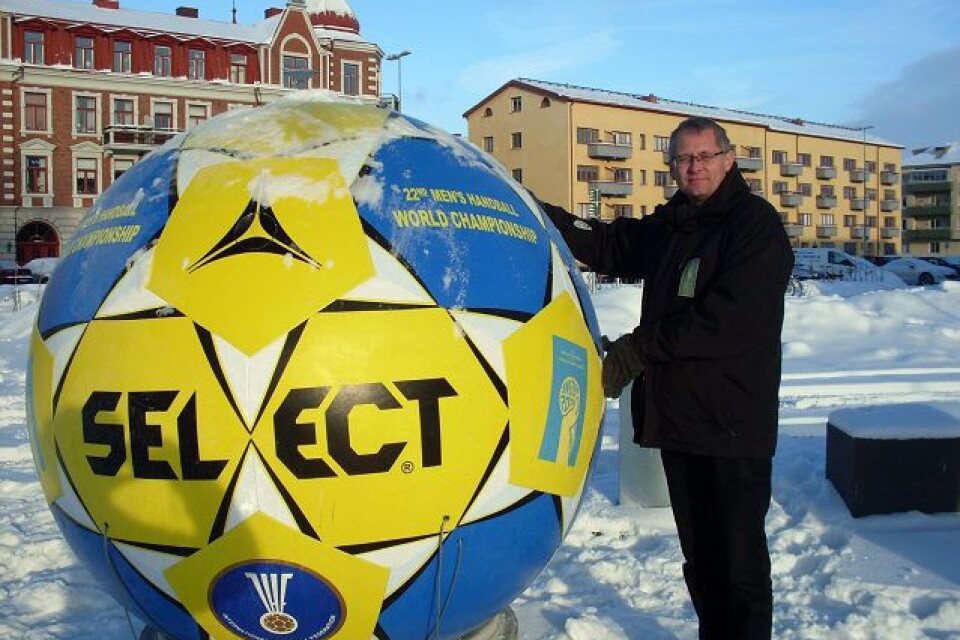Visst är handbollen "stor" i Kristianstad. Det tycker inte bara Anders Olsson på bilden. 
Foto: KARL ERIK JOANSSON