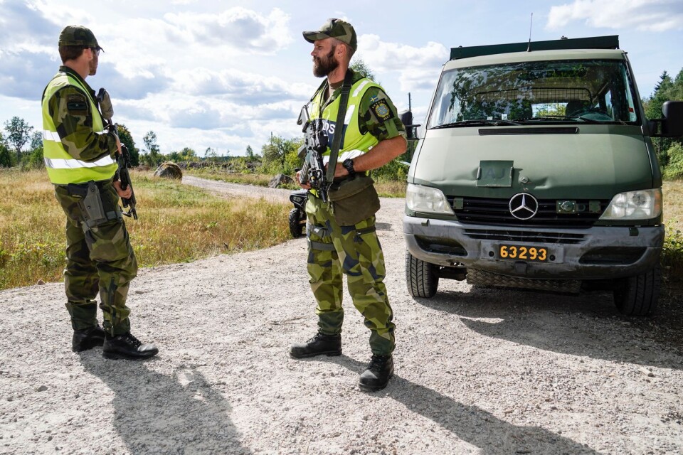 Skyddsvakter från F17 bevakar haveriplatsen vid Möljeryd utanför Ronneby där ett Jas Gripen flygplan kraschade under tisdagsförmiddagen.