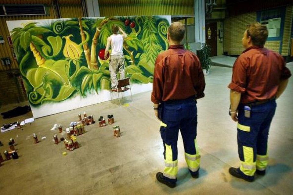 Till gårdagens rundvisning och produktlansering hade företaget anlitat graffitimålaren Lars Håhus från Kristianstad.